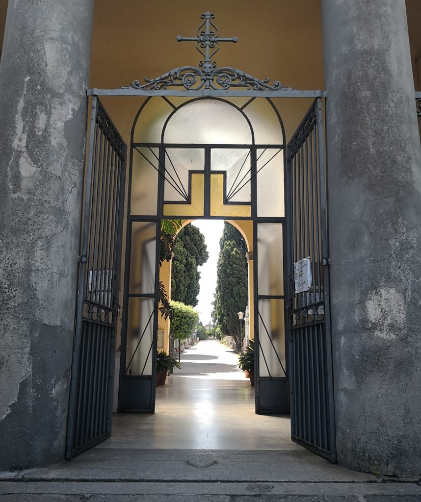 VIBO-CIMITERO-INGRESSO-1-858x1024